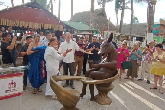 Develaron la escultura “Salud” del artista James Demetro