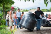 Realiza alcalde entrega de tinacos en parte alta de El Pitillal