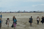 Miles atrapados entre lodo en Burning Man; investigan un muerto
