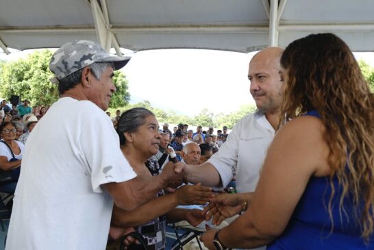 Alfaro entrega cheques por 90 mdp a más de 4 mil 200 familias afectadas por el huracán Lidia