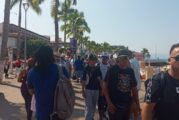 Turistas y locales abarrotan el malecón de Vallarta