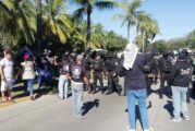 Bloquean acceso principal de Puerto Vallarta en pleno inicio de la temporada