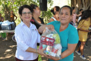 Beneficia DIF a familia de zona rural con apoyo alimenticio