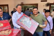Comparte el gobierno municipal la tradicional Rosca de Reyes