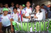 Magaly Fregoso entrega trofeo de campeonesa ganadores de la Liga 1º de Mayo