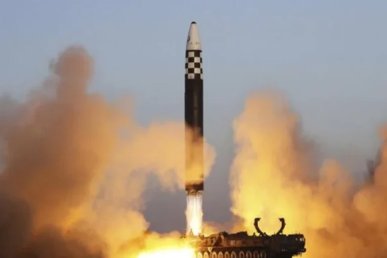 Corea del Norte vuelve a encender alertas al lanzar un misil al océano