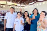Los profesores celebran con Chuyita López