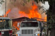 Bomberos combaten incendio en maderería