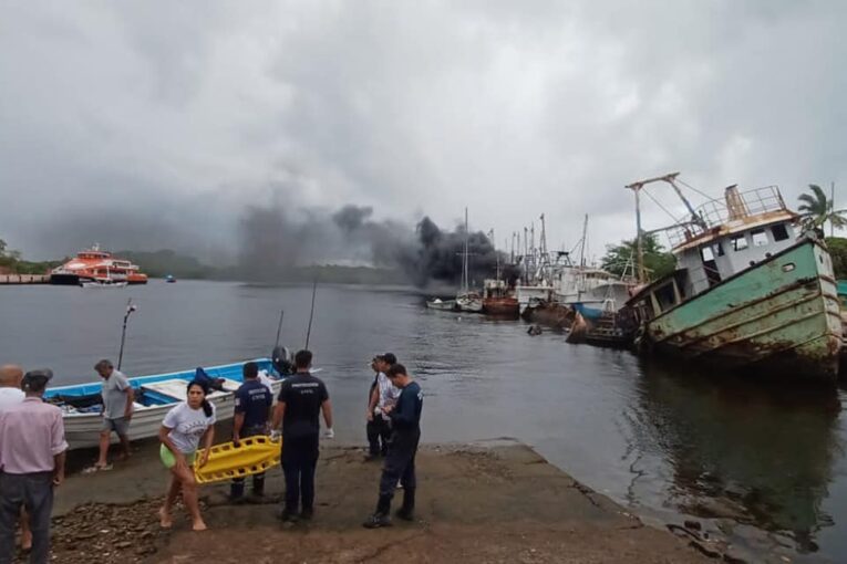 Explota embarcación camaronera en San Blas