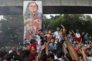 Exprimera ministra de Bangladesh llama a indagar asesinatos en levantamiento que provocó su caída