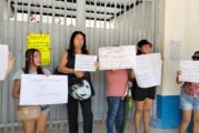 Se manifiestan para exigir ventiladores y aire acondicionado para sus hijos