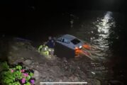 Vehículos arrastrados, árboles y postes caídos, el saldo de la lluvia del domingo