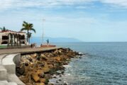 Ondean banderas amarillas en playas de Puerto Vallarta