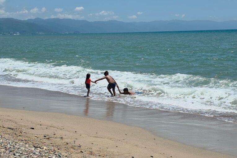 Detectan altos niveles de enterococos en tres playas de Puerto Vallarta