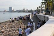 Cientos de voluntarios limpian las playas Camarones y Olas Altas