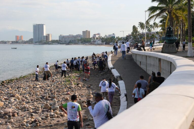 Cientos de voluntarios limpian las playas Camarones y Olas Altas