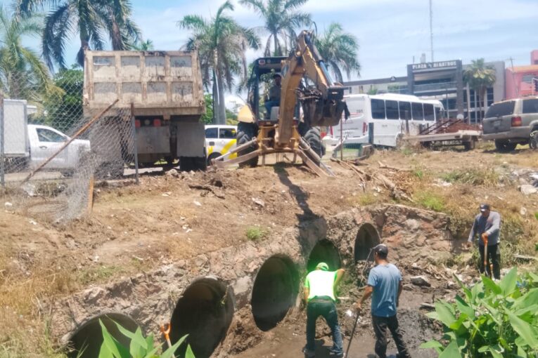 El Gobierno del Bien refuerza trabajos de desazolve en la vena del Río Pitillal