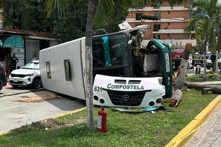 Vuelca camión tras chocar en la Medina Ascencio