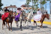 Vallartenses y turistas disfrutaron del tradicional desfile Charro