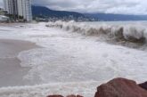Protección Civil cierra playas de Puerto Vallarta por alto oleaje
