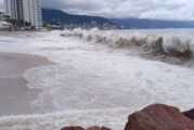Protección Civil cierra playas de Puerto Vallarta por alto oleaje