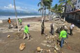 Protección Civil y Bomberos mantiene activo puesto de mando por fuerte oleaje en Puerto Vallarta
