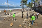 Protección Civil y Bomberos mantiene activo puesto de mando por fuerte oleaje en Puerto Vallarta