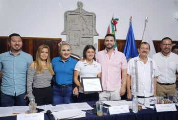 Entregan reconocimientos a vallartenses destacados
