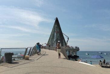 Convierten muelle de Los Muertos en mega árbol de Navidad