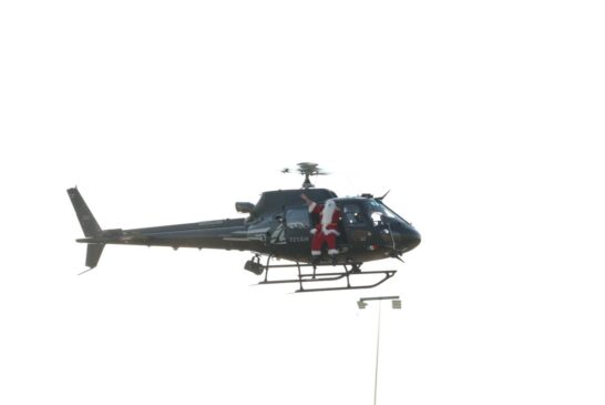 Santa Claus llega en helicóptero y llena de alegría La Lija con el Operativo NaviDar