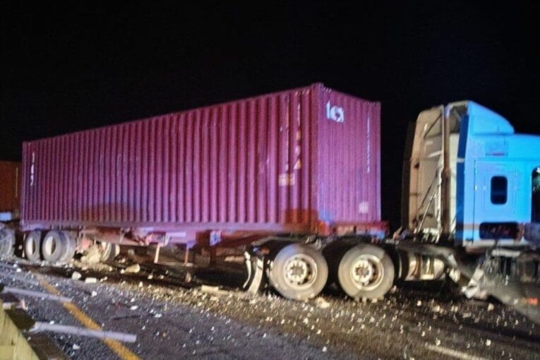 Tráiler en accidente carretero en Sayula, Jalisco