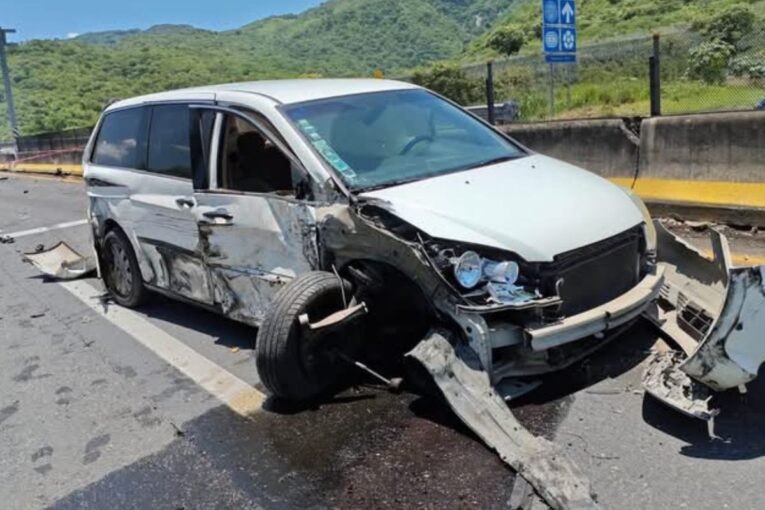 Camioneta calcinada tras accidente en Plan de Barrancas