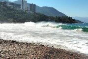 Oleaje de hasta dos metros mantiene cerradas varias playas de Puerto Vallarta