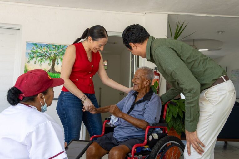 Lucky Michel del DIF Vallarta atiende a adultos mayores