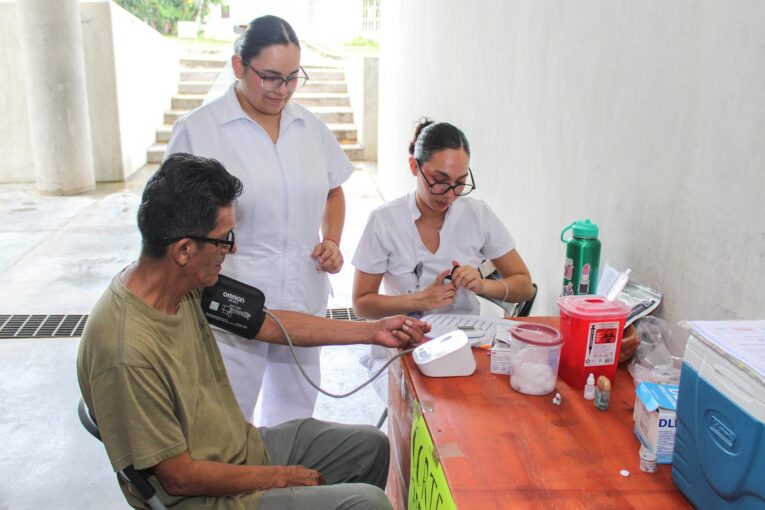 Atienden a paciente en jornada del Doctor Tukán