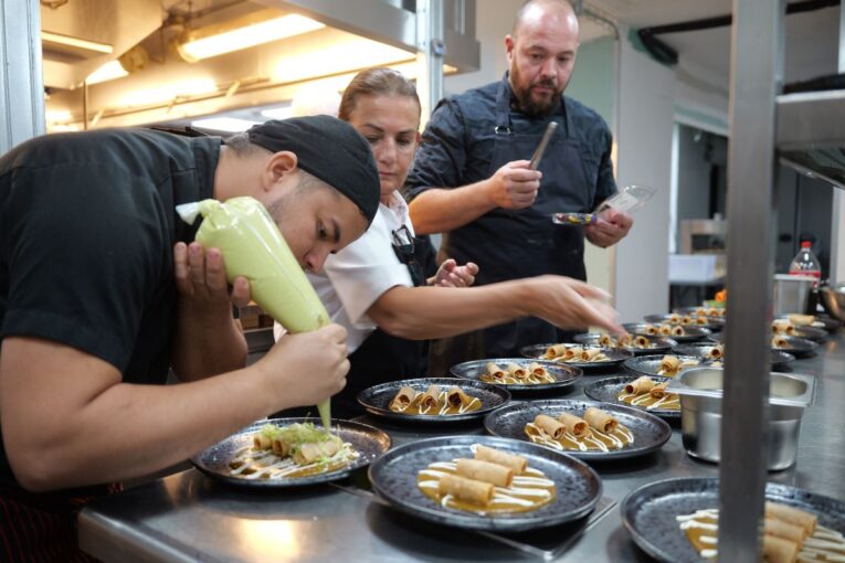 Trabajadores de Puerto Vallarta en congreso de gastronomía