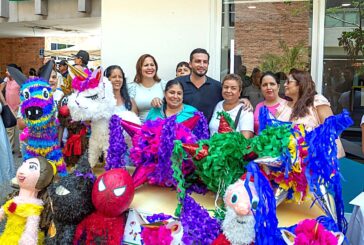 Luis Munguía entrega constancias de los talleres gratuitos de oficios a egresados de los CDC