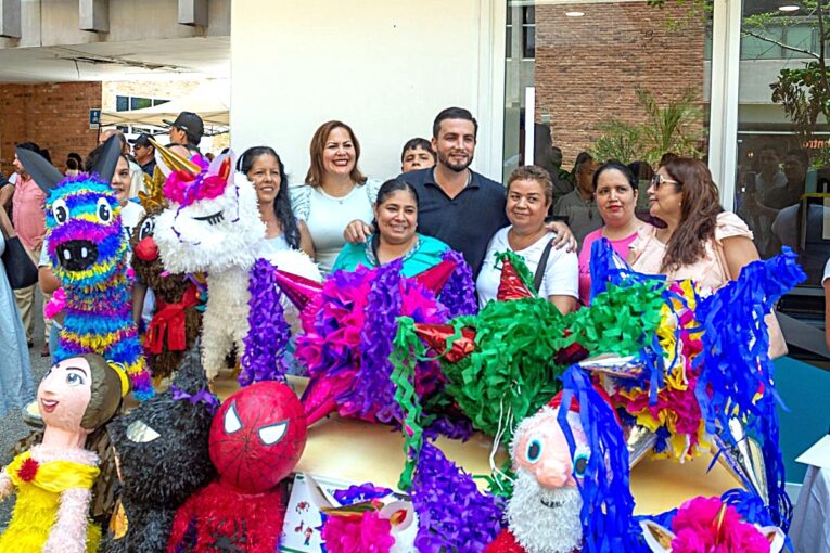 Luis Munguía con mujeres que estudiaron un taller