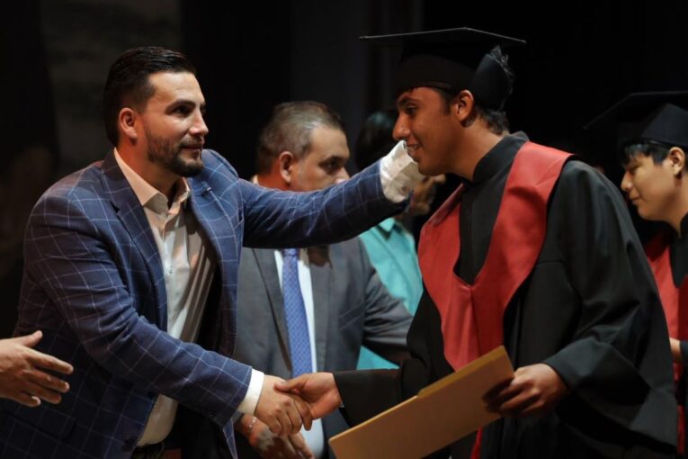 Luis Munguía en ceremonia de la Preparatoria Regional de Ixtapa
