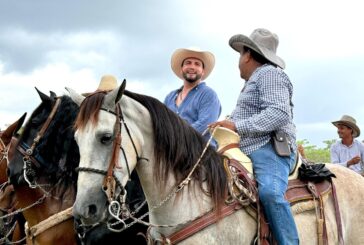 Arq. Luis Munguía celebra junto a familias Las Paseadas de Las Palmas