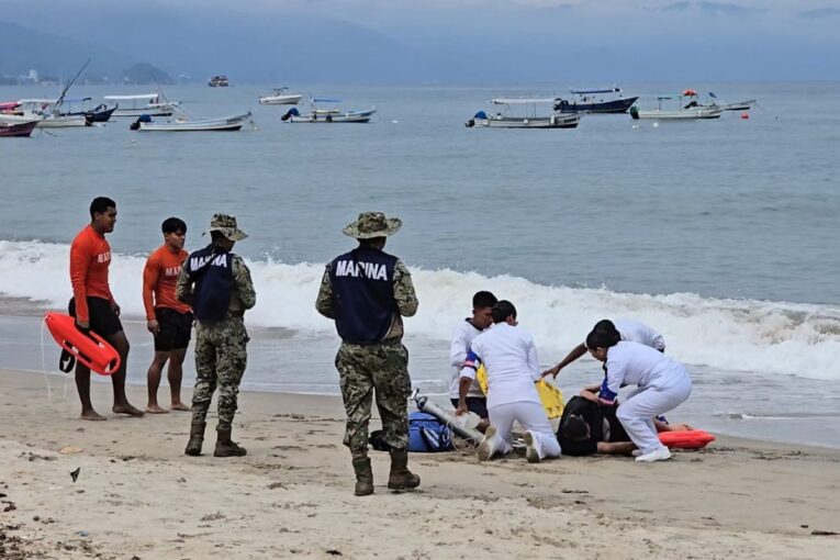 Elementos de la Semar atienden a turistas en Puerto Vallarta