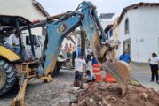 SEAPAL Vallarta atiende ruptura de tubería sanitaria en la colonia Centro