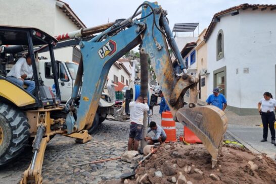 SEAPAL Vallarta atiende ruptura de tubería sanitaria en la colonia Centro