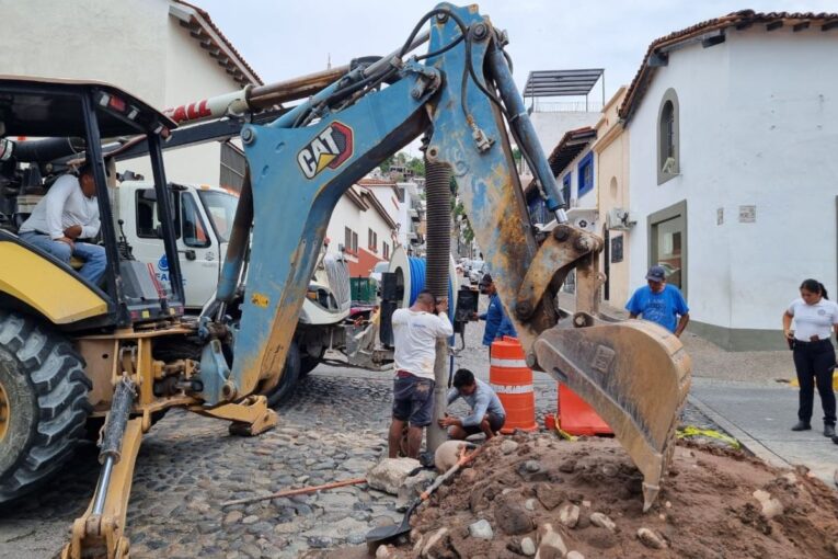 Seapal Vallarta atiende tubería rota en el Centro