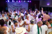 Celebran adultos mayores su día con tradicional “canas al aire”