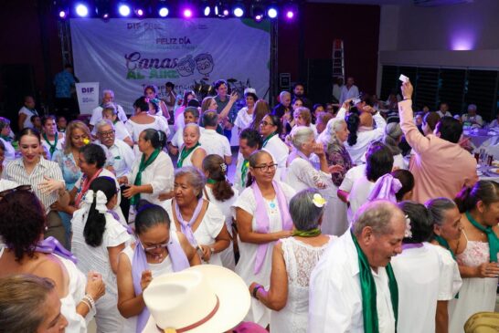 Celebran adultos mayores su día con tradicional “canas al aire”