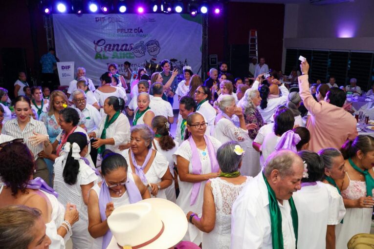 Celebran adultos mayores su día con tradicional “canas al aire”