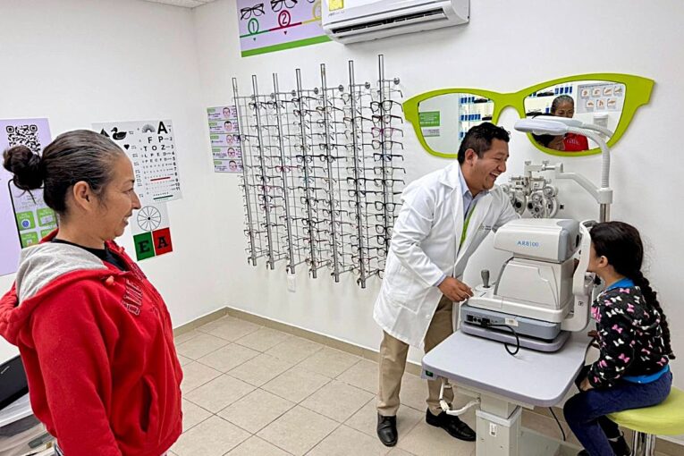 Dr. Tucan atiende a estudiantes en Vallarta