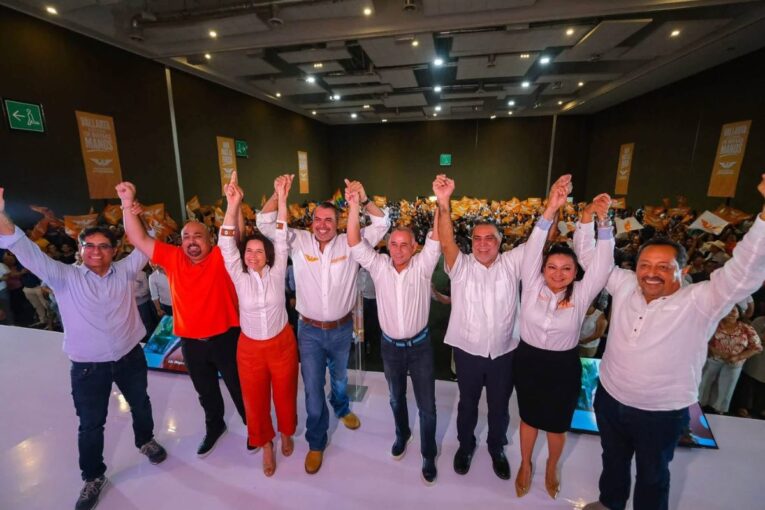 Diego Franco Jiménez con simpatizantes del Movimiento Ciudadano