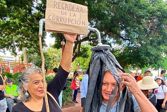 Manifestantes exigen agua limpia y cambios en el SIAPA durante marcha en Guadalajara